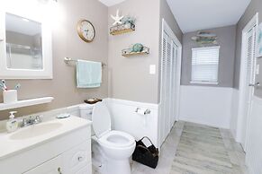 Sunny Daze Walk to Beach 2 Decks Pet Friendly Has a Mini Bar