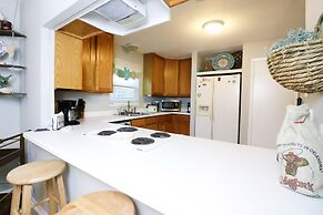 Sunny Daze Walk to Beach 2 Decks Pet Friendly Has a Mini Bar