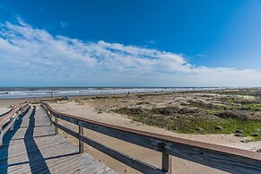 Sunny Daze Walk to Beach 2 Decks Pet Friendly Has a Mini Bar