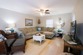 Sunny Daze Walk to Beach 2 Decks Pet Friendly Has a Mini Bar