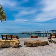 Sunny Daze Walk to Beach 2 Decks Pet Friendly Has a Mini Bar