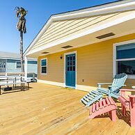 Sunny Daze Walk to Beach 2 Decks Pet Friendly Has a Mini Bar