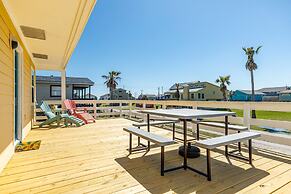 Sunny Daze Walk to Beach 2 Decks Pet Friendly Has a Mini Bar