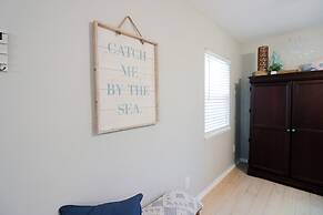 Sunny Daze Walk to Beach 2 Decks Pet Friendly Has a Mini Bar