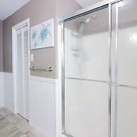 Sunny Daze Walk to Beach 2 Decks Pet Friendly Has a Mini Bar