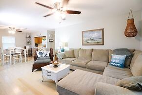 Sunny Daze Walk to Beach 2 Decks Pet Friendly Has a Mini Bar