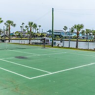 Sunny Daze Walk to Beach 2 Decks Pet Friendly Has a Mini Bar