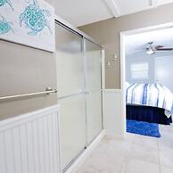 Sunny Daze Walk to Beach 2 Decks Pet Friendly Has a Mini Bar