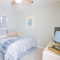 Sunny Daze Walk to Beach 2 Decks Pet Friendly Has a Mini Bar