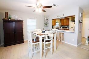 Sunny Daze Walk to Beach 2 Decks Pet Friendly Has a Mini Bar