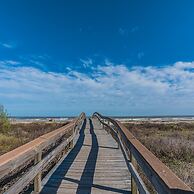 Sunny Daze Walk to Beach 2 Decks Pet Friendly Has a Mini Bar
