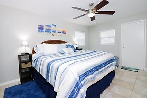 Sunny Daze Walk to Beach 2 Decks Pet Friendly Has a Mini Bar