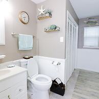 Sunny Daze Walk to Beach 2 Decks Pet Friendly Has a Mini Bar