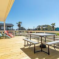 Sunny Daze Walk to Beach 2 Decks Pet Friendly Has a Mini Bar