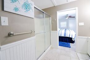 Sunny Daze Walk to Beach 2 Decks Pet Friendly Has a Mini Bar