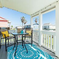 Sunny Daze Walk to Beach 2 Decks Pet Friendly Has a Mini Bar