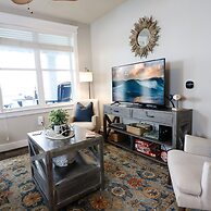 Resort Living on the Bay 2 bed 2 Bath Gorgeous Views Heated Infinity P