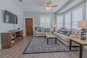 Uptown Cottage 2 Minutes to The Strand and Utmb