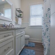 Uptown Cottage 2 Minutes to The Strand and Utmb