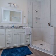 Uptown Cottage 2 Minutes to The Strand and Utmb