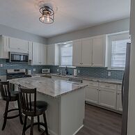 Uptown Cottage 2 Minutes to The Strand and Utmb