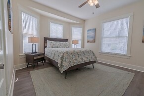 Uptown Cottage 2 Minutes to The Strand and Utmb