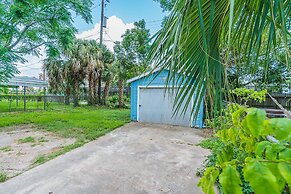 Uptown Cottage 2 Minutes to The Strand and Utmb