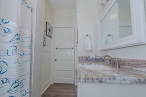 Uptown Cottage 2 Minutes to The Strand and Utmb