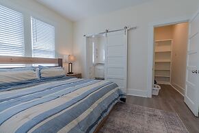 Uptown Cottage 2 Minutes to The Strand and Utmb