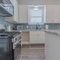 Uptown Cottage 2 Minutes to The Strand and Utmb