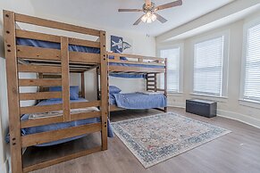 Uptown Cottage 2 Minutes to The Strand and Utmb