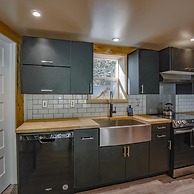 Jurassic Themed Adventure 4BR Home With Hot Tub