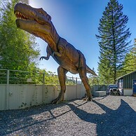Jurassic Themed Adventure 4BR Home With Hot Tub