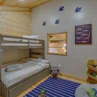 Jurassic Themed Adventure 4BR Home With Hot Tub