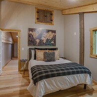 Jurassic Themed Adventure 4BR Home With Hot Tub