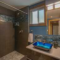 Jurassic Themed Adventure 4BR Home With Hot Tub