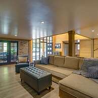 Jurassic Themed Adventure 4BR Home With Hot Tub