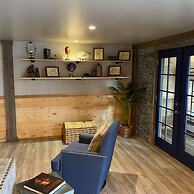 Jurassic Themed Adventure 4BR Home With Hot Tub