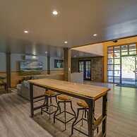 Jurassic Themed Adventure 4BR Home With Hot Tub