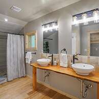 Jurassic Themed Adventure 4BR Home With Hot Tub