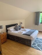 Captivating 5-bed Cottage With Private hot tub