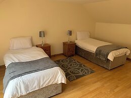 Captivating 5-bed Cottage With Private hot tub