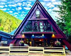 Captivating 5-bed Cottage With Private hot tub