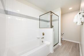 Brand New Modern Vista Cay Reserve Condo - 5004