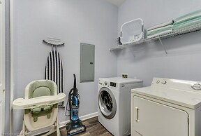 Beautiful Modern Vista Cay Condo, Near Parks-2011