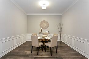 Beautiful Modern Vista Cay Condo, Near Parks-2011