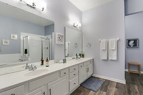 Beautiful Modern Vista Cay Condo, Near Parks-2011