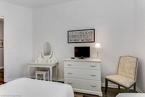 Beautiful Modern Vista Cay Condo, Near Parks-2011