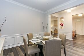 Beautiful Modern Vista Cay Condo, Near Parks-2011