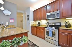 Beautiful Modern Condo, Near Parks-2012